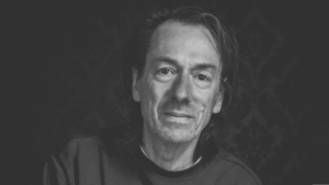 Das Bild ist ein Schwarz-Weiß-Portrait des Lüdenscheider Taiji-Lehrers Jens Schlüter, Zertifizierter Lehrer für Taijiquan | Tai-Chi - Qigong - Meditation