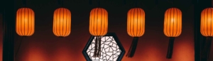 Illustration: Sechs orange chinesische Laternen nebeneinander